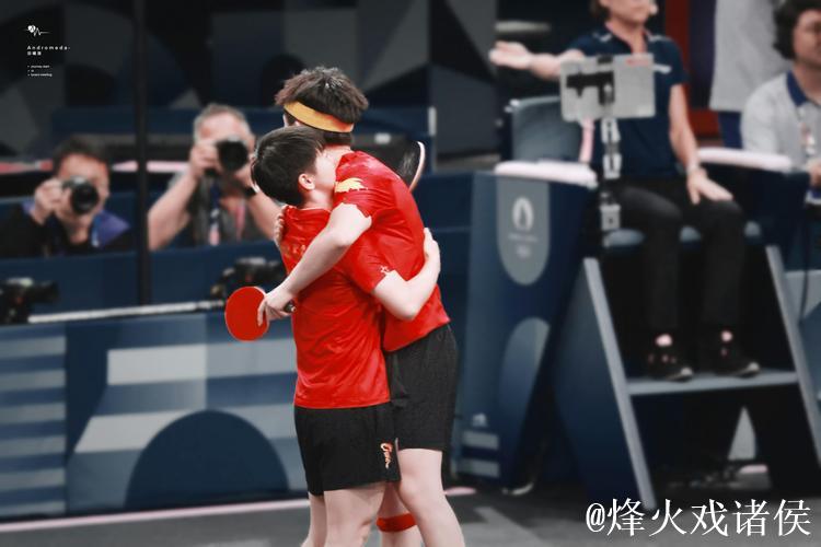 孙颖莎腿伤未愈宽慰王楚钦,从张怡宁处接花微笑面对失利 孙颖莎腿伤未愈宽慰王楚钦,从张怡宁处接花微笑面对失利